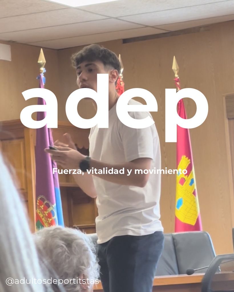Pablo García impartiendo una charla de AdultosDeportistas sobre envejecimiento activo