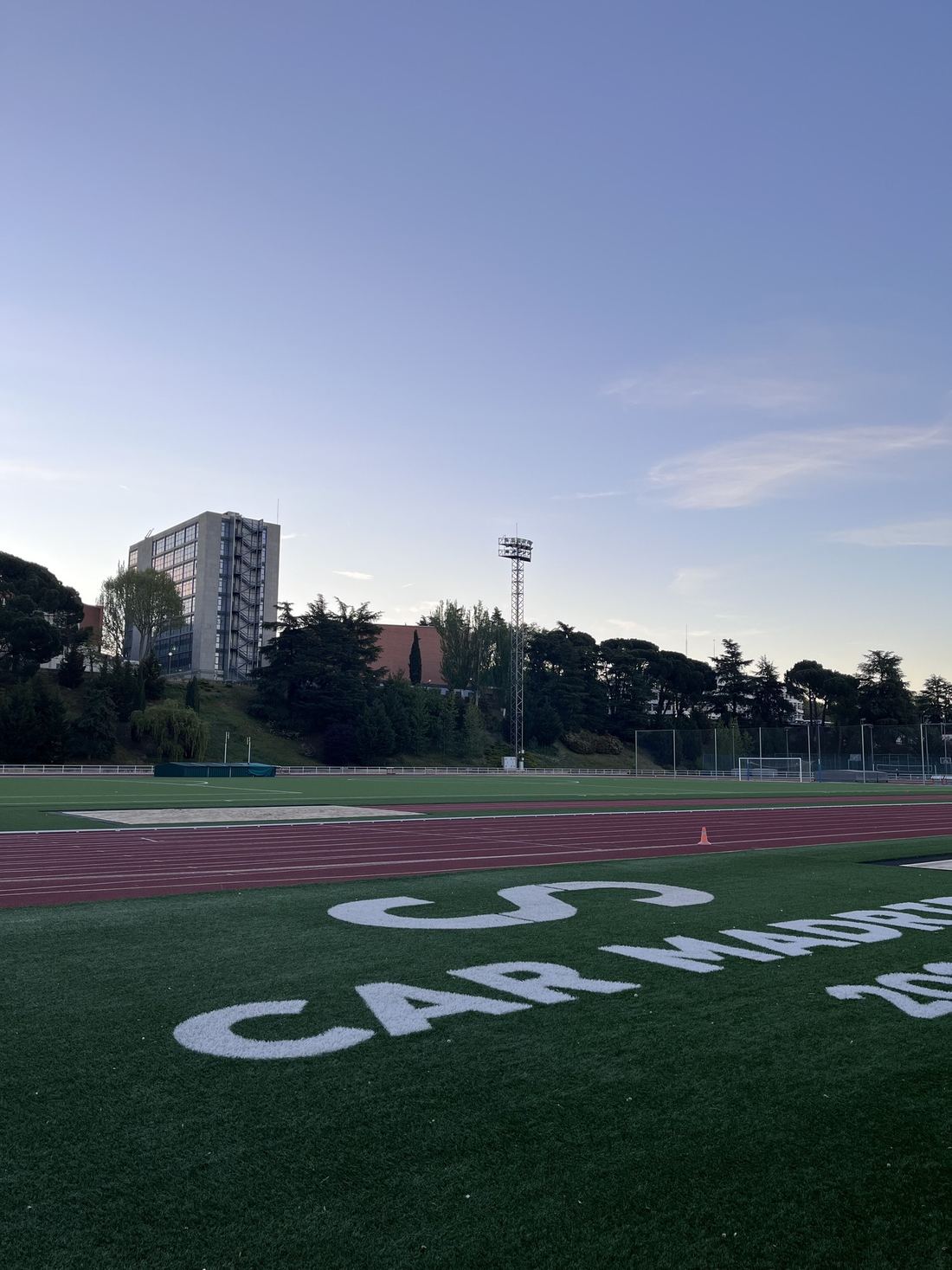 Pista de atletismo del CAR de Madrid, sede del trabajo con la Federación Española de Bádminton
